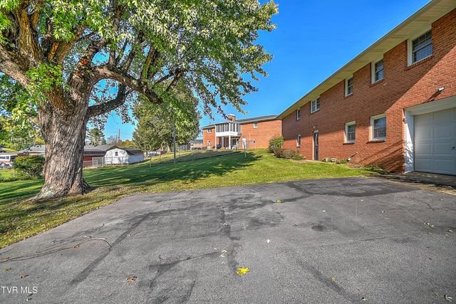 2402 Circleview Drive, Johnson City, TN 37604