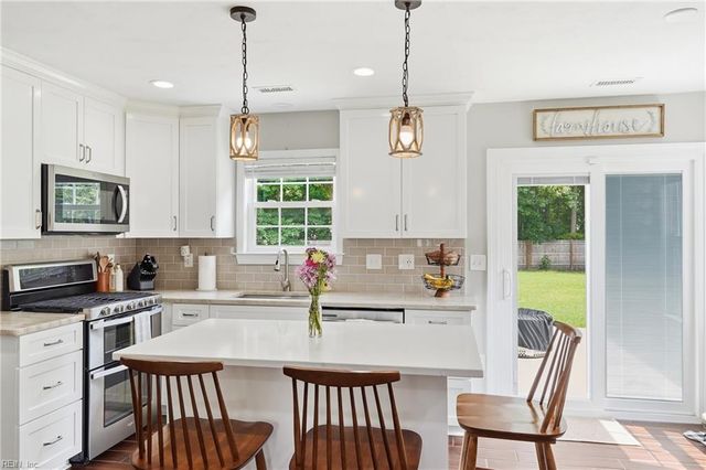 712 Woodcott DR, Chesapeake, VA 23322