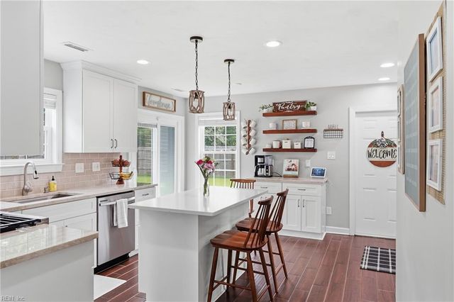 712 Woodcott DR, Chesapeake, VA 23322