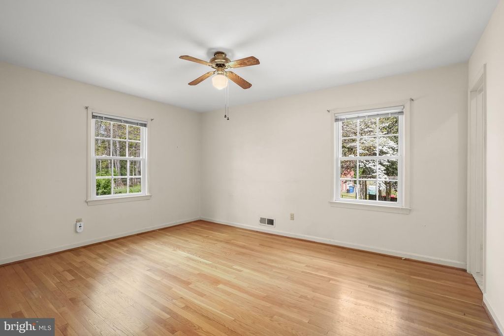 Image 10 of property listing at 9720 BYEFORDE RD, Kensington, MD 20895