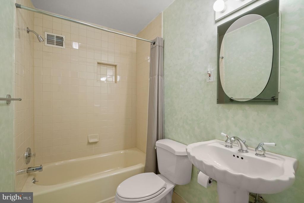 Image 14 of property listing at 9720 BYEFORDE RD, Kensington, MD 20895