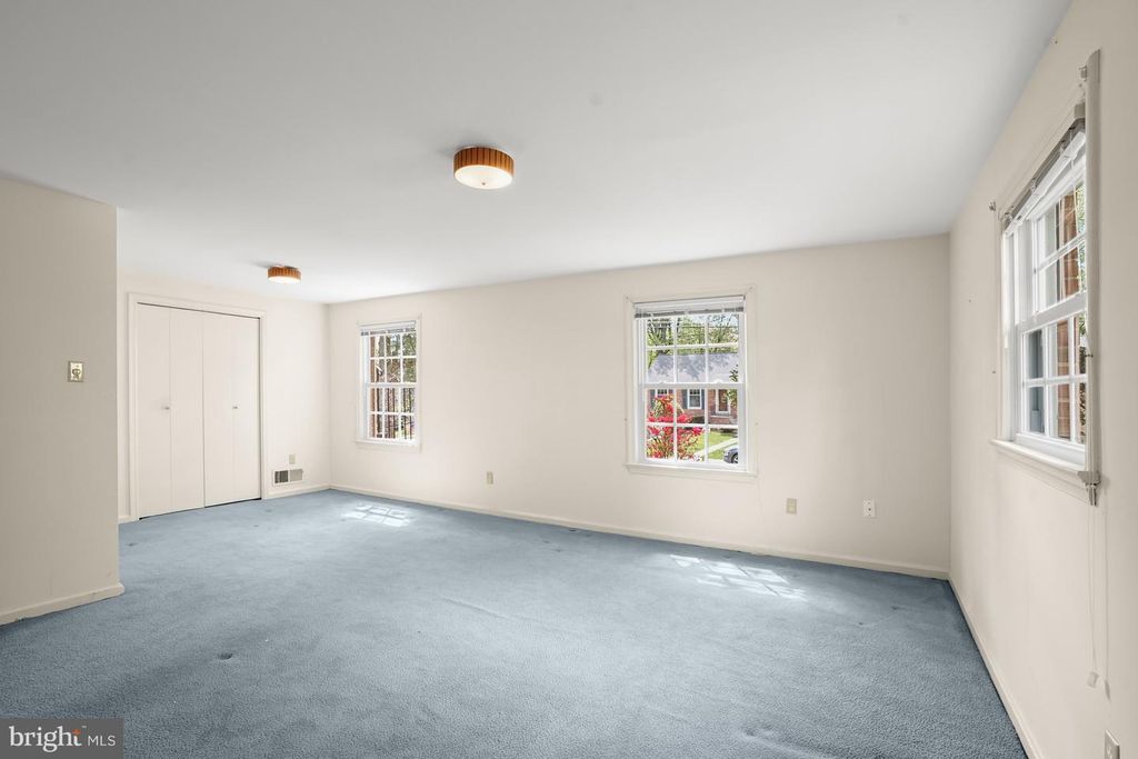 Image 15 of property listing at 9720 BYEFORDE RD, Kensington, MD 20895