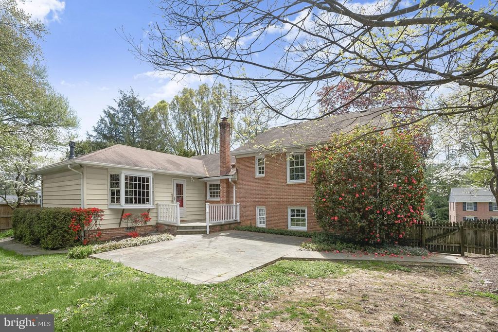 Image 20 of property listing at 9720 BYEFORDE RD, Kensington, MD 20895