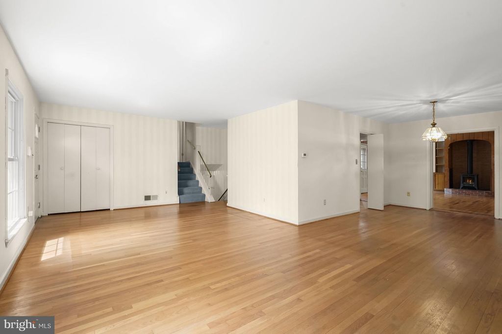 Image 3 of property listing at 9720 BYEFORDE RD, Kensington, MD 20895