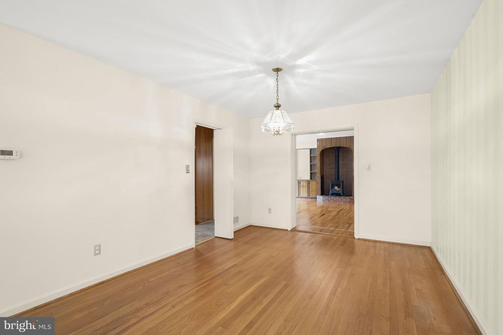 Image 5 of property listing at 9720 BYEFORDE RD, Kensington, MD 20895