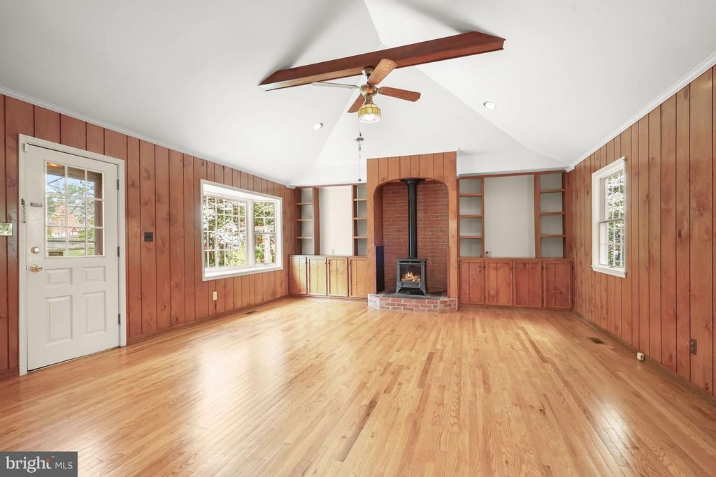 Image 6 of property listing at 9720 BYEFORDE RD, Kensington, MD 20895