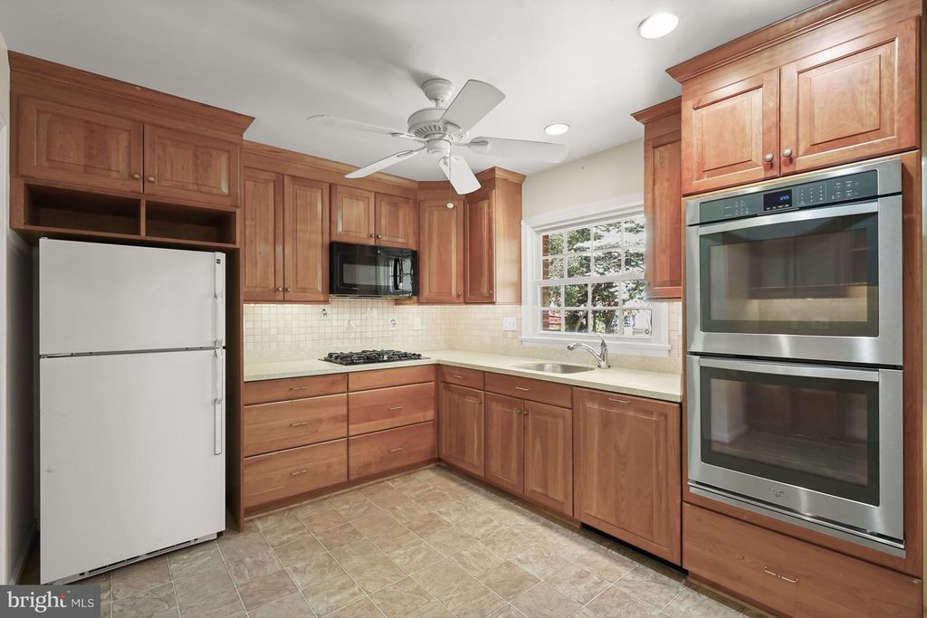 Image 8 of property listing at 9720 BYEFORDE RD, Kensington, MD 20895