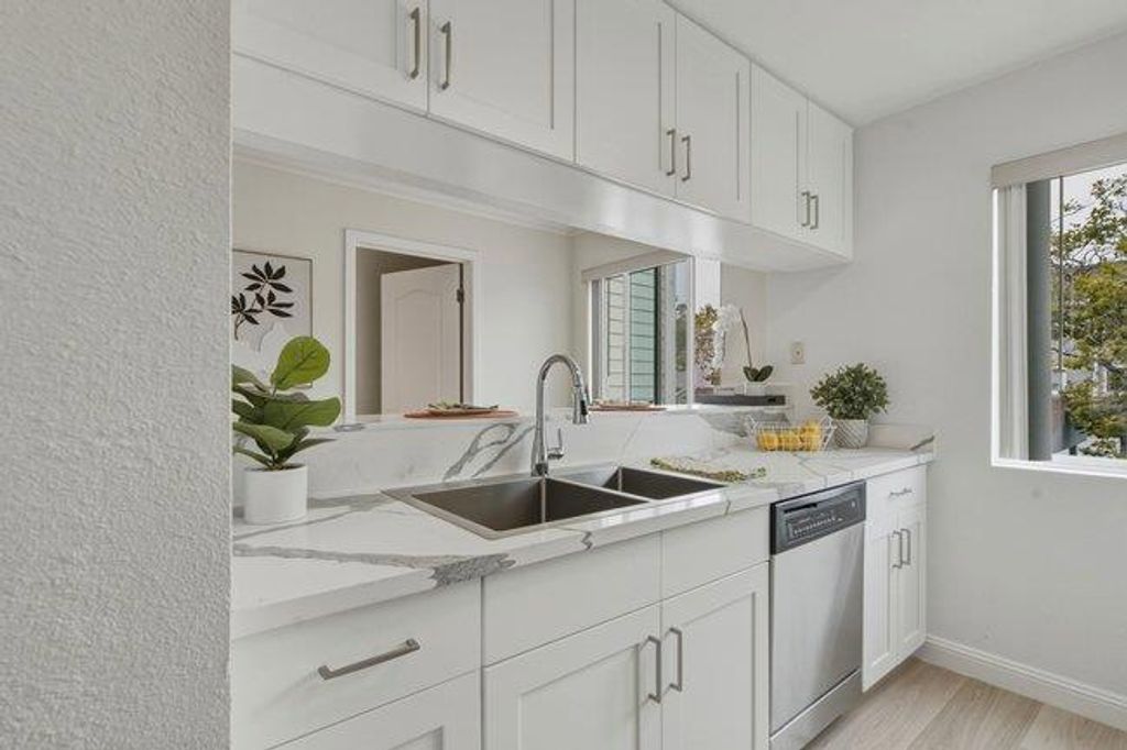 Image 15 of property listing at 41 Grandview Street 805, Santa Cruz, CA 95060