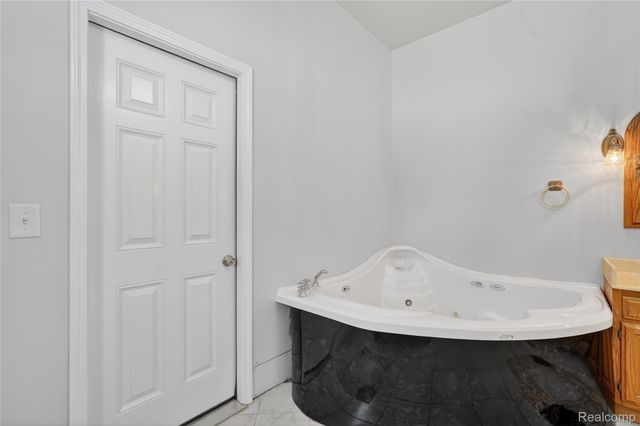 9624 Bridge Lake Road, Springfield Charter Township, MI 48348