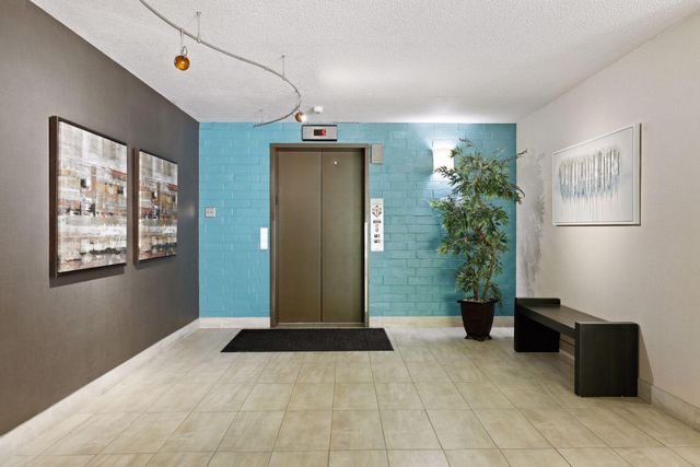 7200 York Avenue S 103, Edina, MN 55435