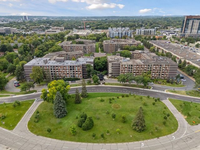 7200 York Avenue S 103, Edina, MN 55435