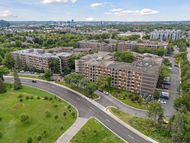 7200 York Avenue S 103, Edina, MN 55435