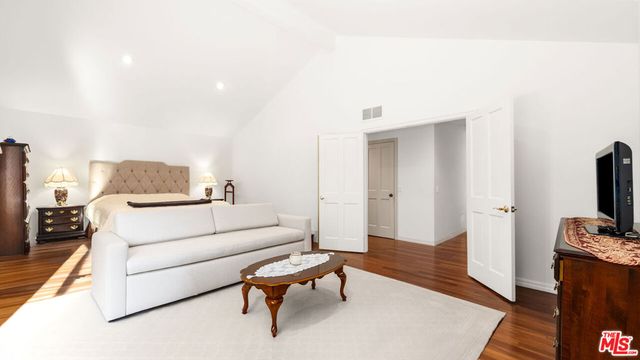 16230 Meadowcrest Road, Sherman Oaks, CA 91403