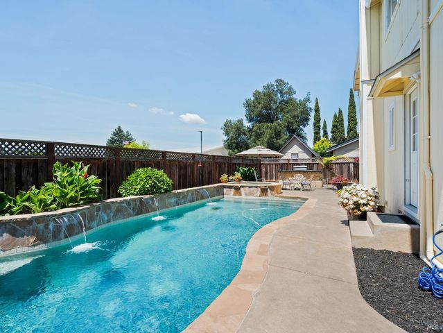 109 Paradise Dr, Napa, CA 94558