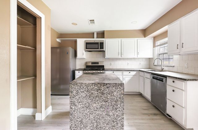 517 Thompson Street, Irving, TX 75061