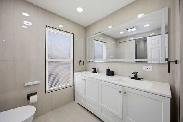 2407 S Albany Avenue, Chicago, IL 60623
