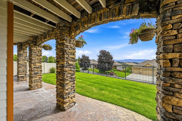 8604 E Black Oak Ln, Spokane, WA 99217