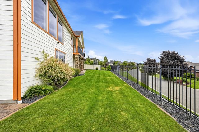 8604 E Black Oak Ln, Spokane, WA 99217