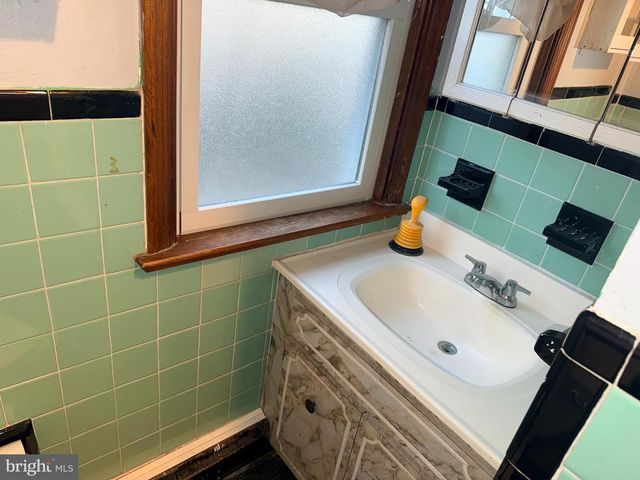 335 PONTIAC ST, Essington, PA 19029