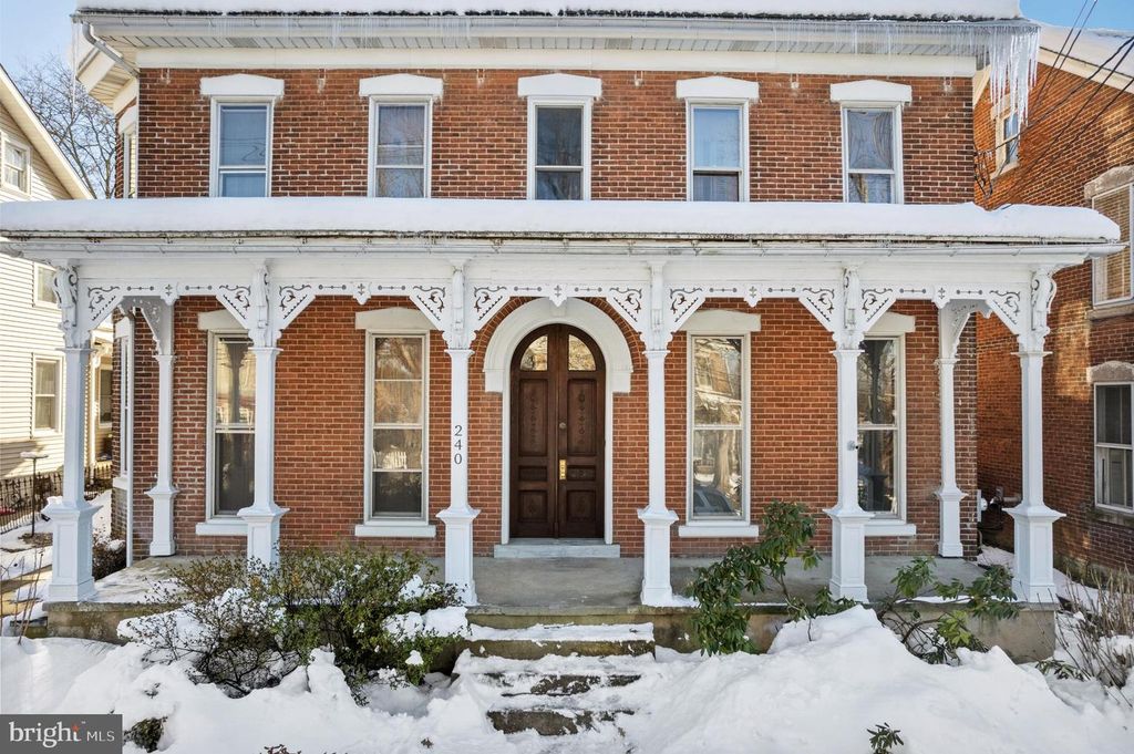 240 FRANKLIN ST #2, Alburtis, PA 18011