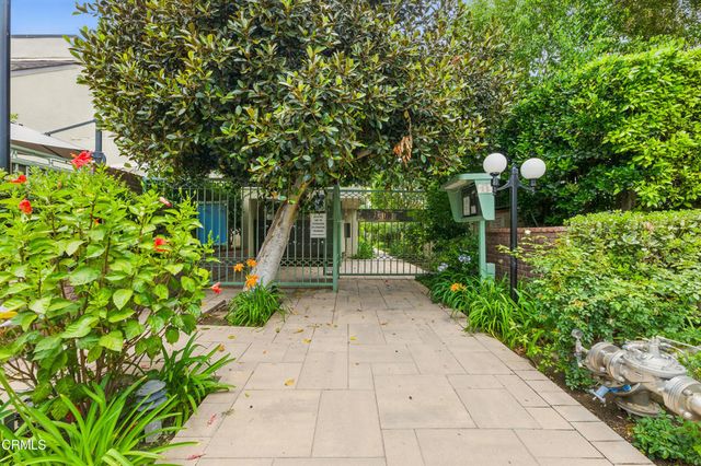 18751 Hatteras Street 13, Tarzana, CA 91356