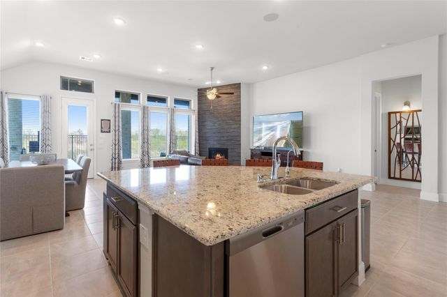 945 Goose Creek Street, Webster, TX 77598
