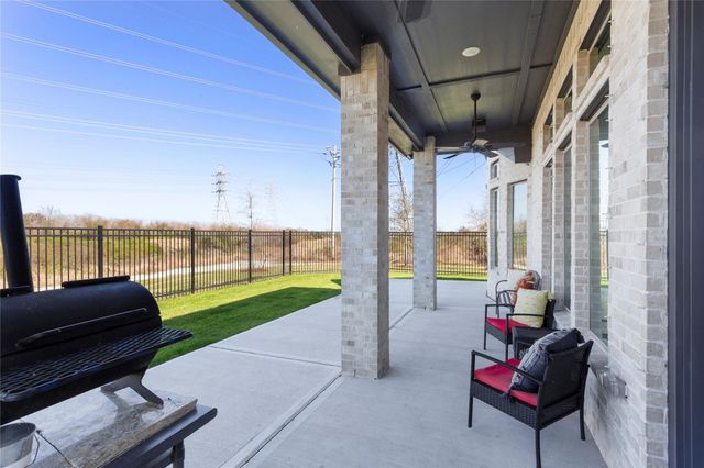945 Goose Creek Street, Webster, TX 77598