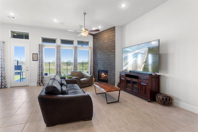 945 Goose Creek Street, Webster, TX 77598