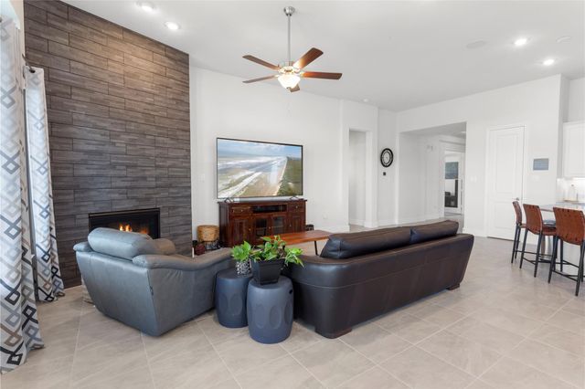 945 Goose Creek Street, Webster, TX 77598