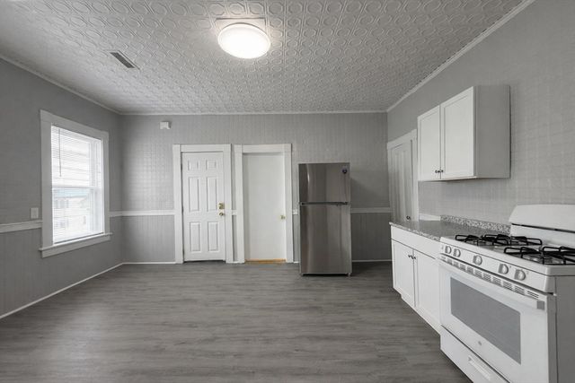 133 University Ave 6, Lowell, MA 01854
