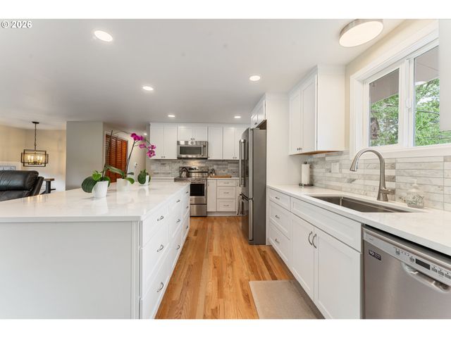 8925 Sw CAROLINE Dr, Portland, OR 97225
