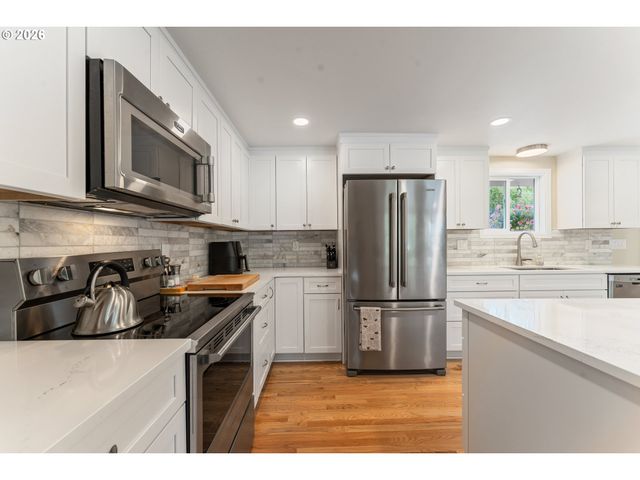 8925 Sw CAROLINE Dr, Portland, OR 97225