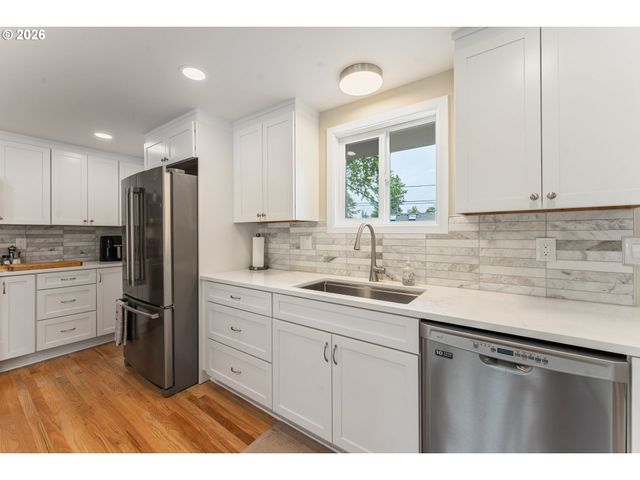 8925 Sw CAROLINE Dr, Portland, OR 97225