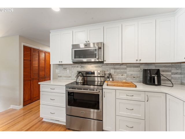 8925 Sw CAROLINE Dr, Portland, OR 97225