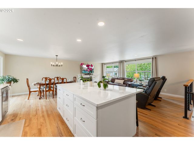 8925 Sw CAROLINE Dr, Portland, OR 97225