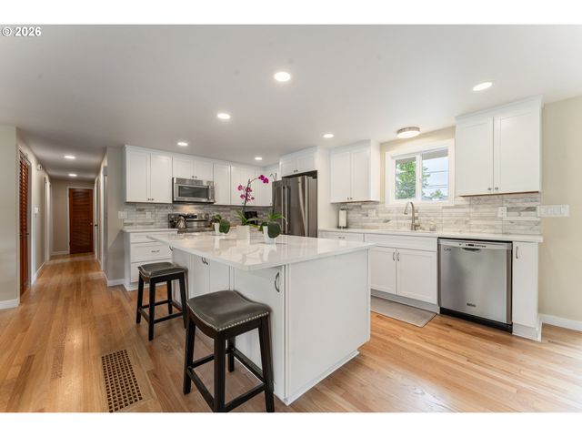 8925 Sw CAROLINE Dr, Portland, OR 97225