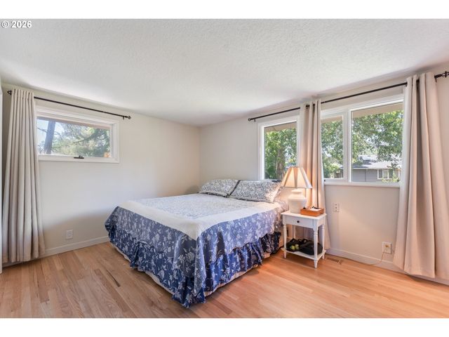 8925 Sw CAROLINE Dr, Portland, OR 97225
