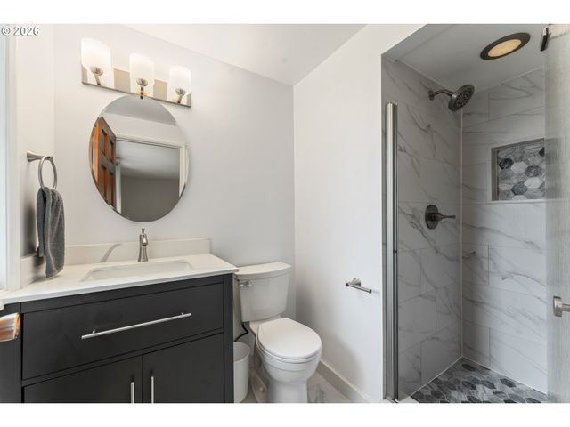 8925 Sw CAROLINE Dr, Portland, OR 97225