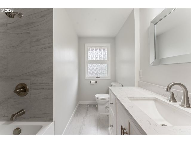 8925 Sw CAROLINE Dr, Portland, OR 97225
