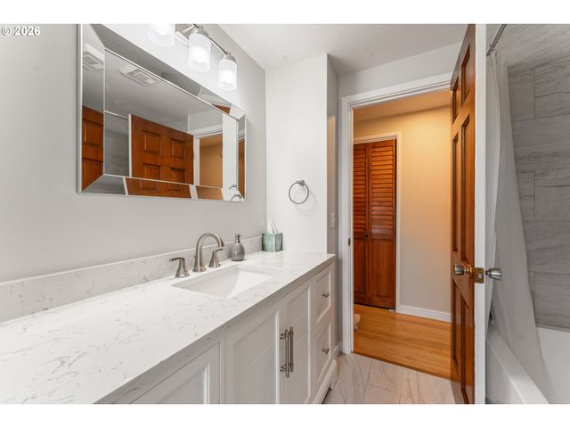 8925 Sw CAROLINE Dr, Portland, OR 97225