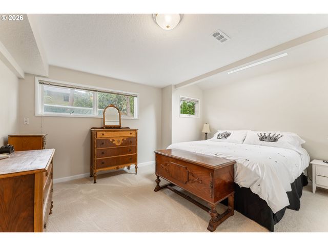8925 Sw CAROLINE Dr, Portland, OR 97225