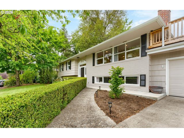 8925 Sw CAROLINE Dr, Portland, OR 97225