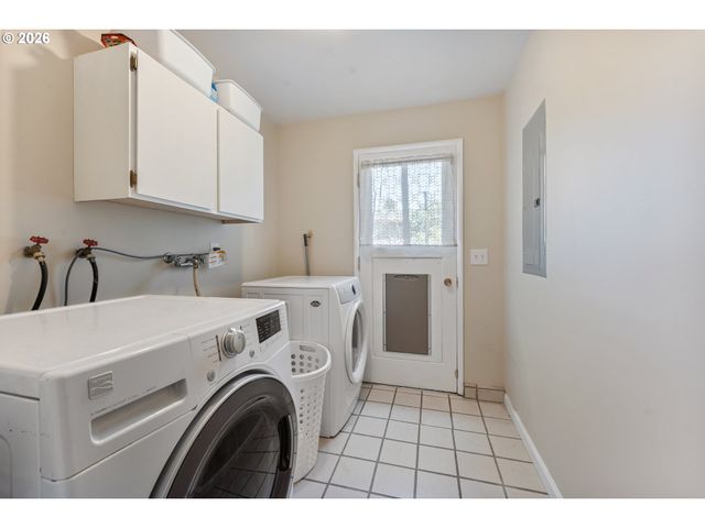 8925 Sw CAROLINE Dr, Portland, OR 97225