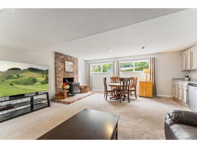 8925 Sw CAROLINE Dr, Portland, OR 97225