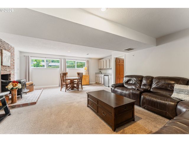 8925 Sw CAROLINE Dr, Portland, OR 97225