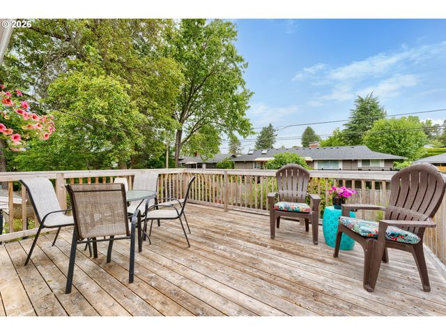 8925 Sw CAROLINE Dr, Portland, OR 97225