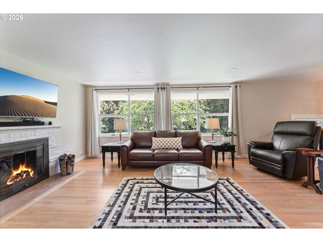 8925 Sw CAROLINE Dr, Portland, OR 97225
