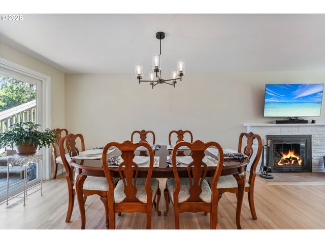 8925 Sw CAROLINE Dr, Portland, OR 97225