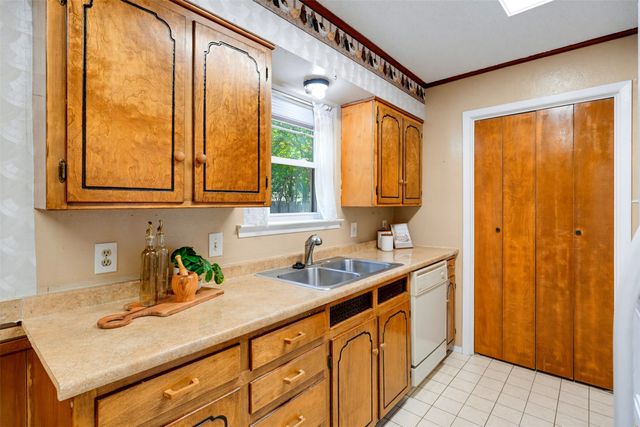 6616 Summertime Lane, Watauga, TX 76148