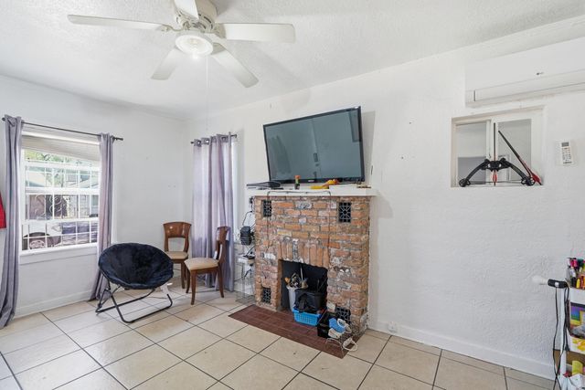 905 Coal Avenue SW, Albuquerque, NM 87102